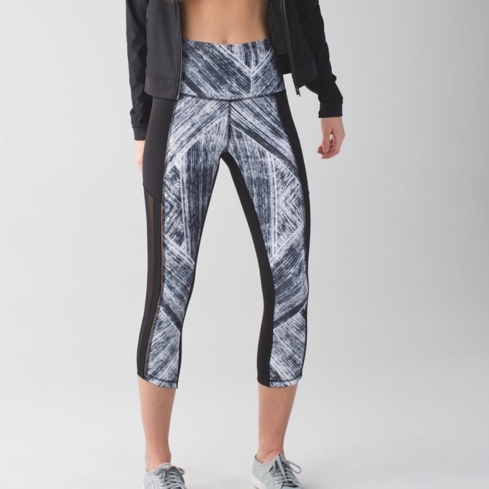 Lululemon Hot to Street crop pants